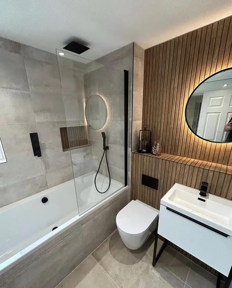 Baño con listones y espejo LED