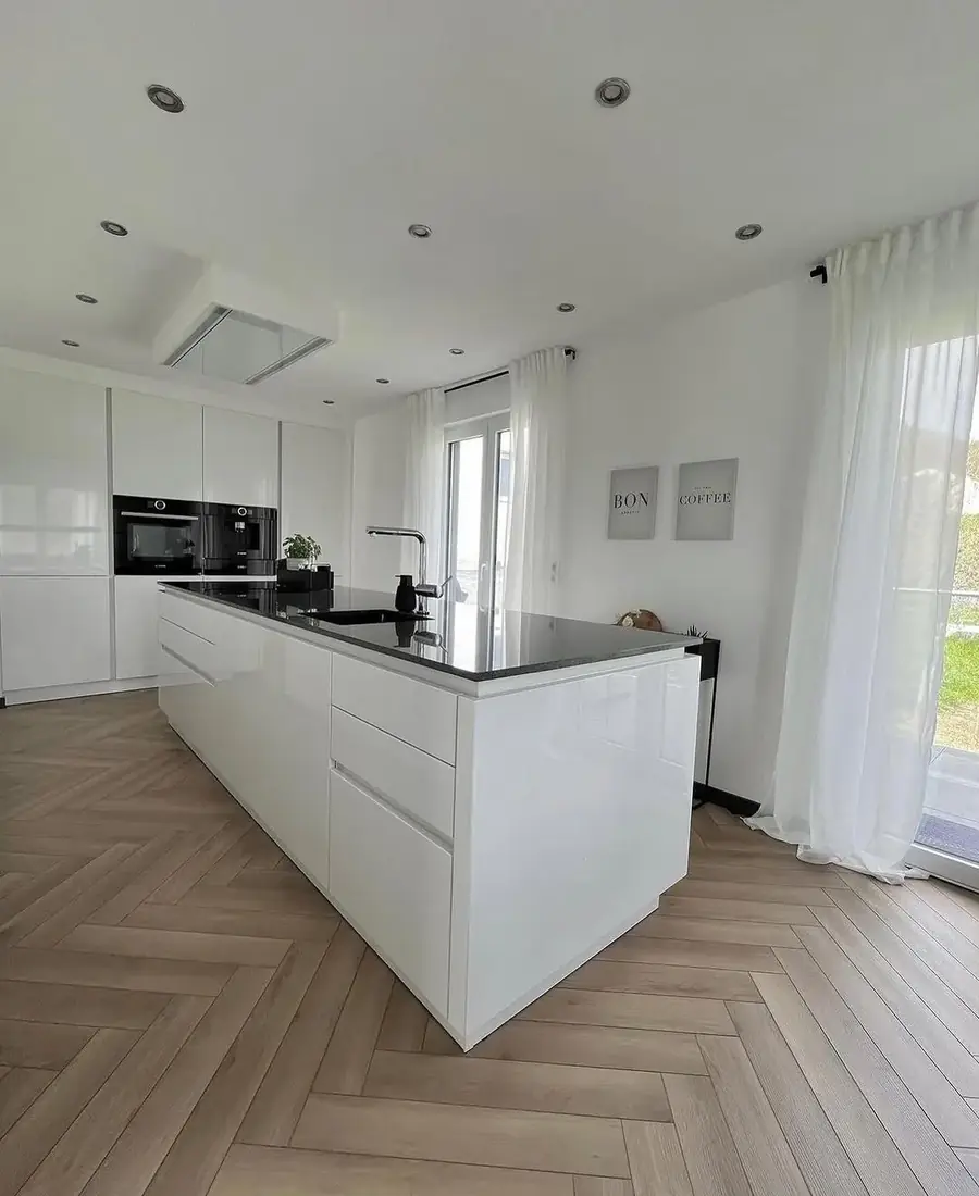Cocina con parquet en espiga